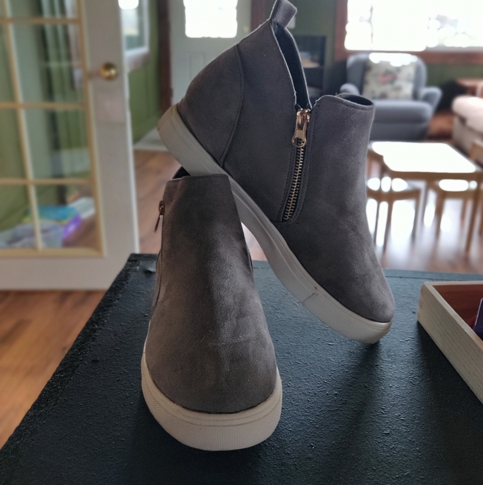 Zipper side sneakers